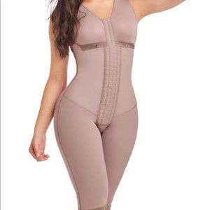 Its a knee shapewear, made in Colombia. Completely New with tags.